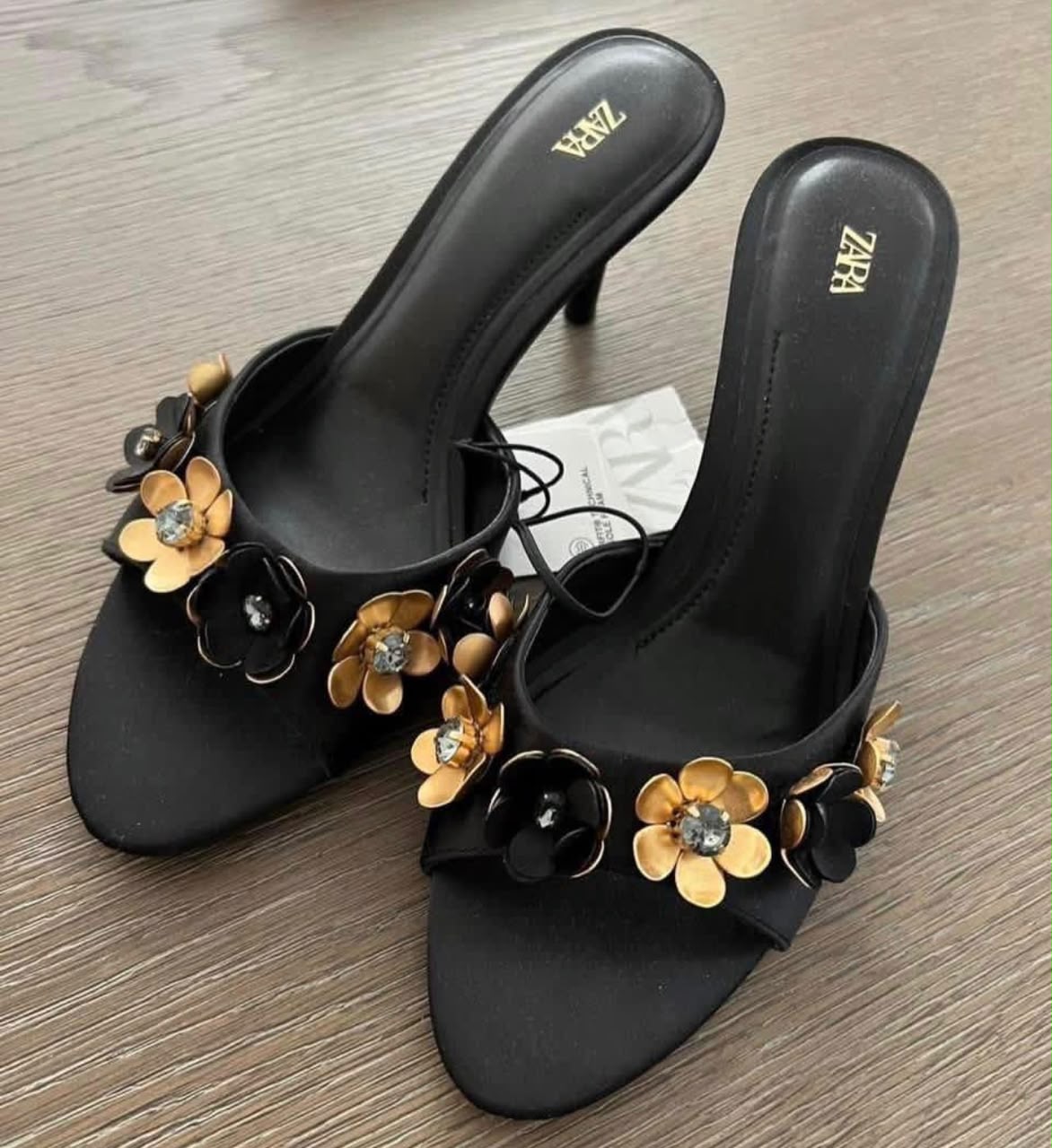 Floral Appliqué Flat Slide Sandals – Black & White