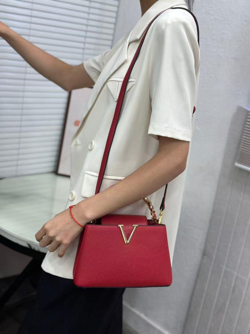 The Victoria Textured Top-Handle Bag – Structured Pebbled Crossbody with V-Hardware — image 5